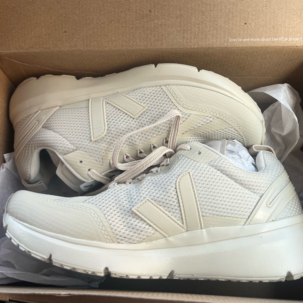 Brand New Veja Running Shoes - Size 40 / Women’s 9